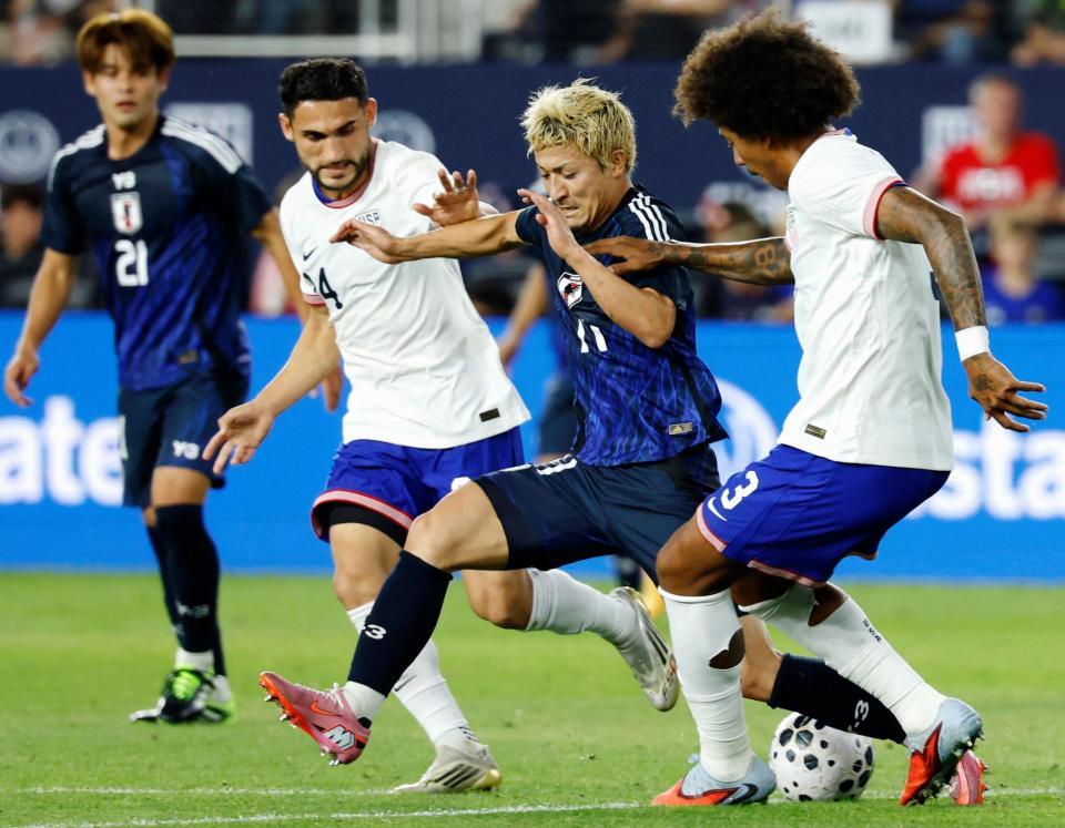 　前半、攻め込む前田（右から２人目）＝共同