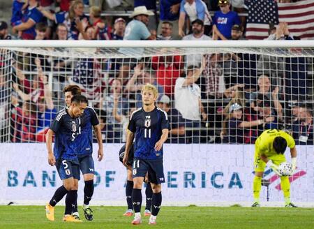 　前半、米国に先制され、うつむく長友（左手前）＝共同