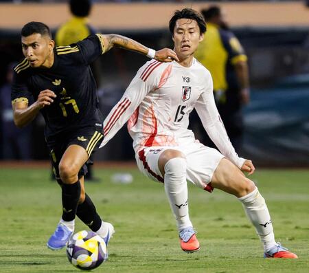 　６日メキシコ戦の前半、競り合う鎌田（右）＝共同