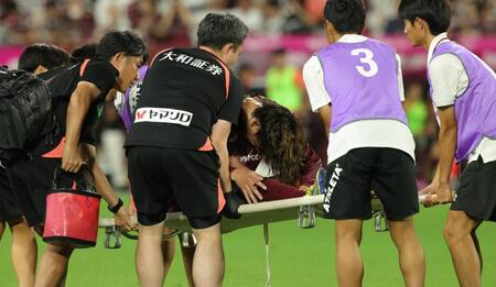 　前半、負傷し担架で運ばれる神戸・汰木康也（撮影・坂部計介）