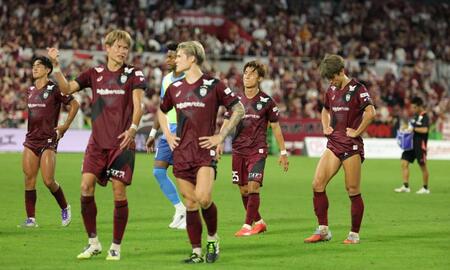 　柏とドローに終わり、ガックリ肩を落とす大迫勇也（右端）、武藤嘉紀（左端）ら神戸イレブン（撮影・坂部計介）