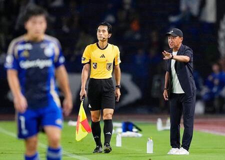 　前半、指示を出す町田・黒田監督（右）