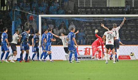 　後半、ゴールを決め喜ぶ横浜ＦＣ・伊藤（中央）