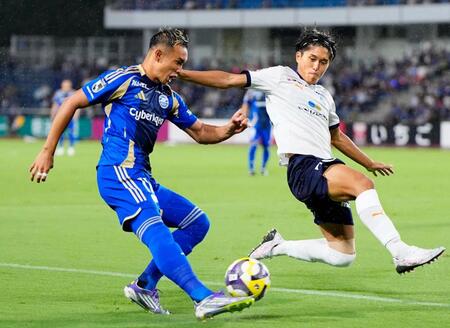 　後半、クロスを上げる町田・増山（左）
