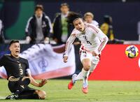 　６日メキシコ戦の後半、モンテス（左）に突破を阻まれる上田（共同）