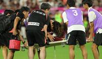 　前半、負傷し担架で運ばれる神戸・汰木康也（撮影・坂部計介）