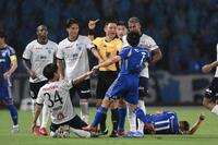 　後半、増山朝陽（１１）が受けたファウルに対して小競り合いをする町田と横浜ＦＣイレブン（撮影・伊藤笙子）