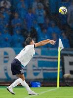 　後半、スローイングする横浜ＦＣ・細井。この後、伊藤槙が先制ゴールを決める