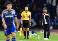 　前半、指示を出す町田・黒田監督（右）