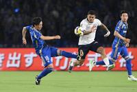 　前半、競り合う町田・下田北斗と横浜ＦＣ・ジョアン・パウロ（撮影・伊藤笙子）