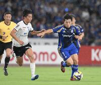 　前半、雨の中プレーする町田・相馬勇紀（撮影・伊藤笙子）