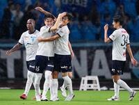 　後半、先制ゴールを決め喜ぶ横浜ＦＣ・伊藤槙（左から２人目）