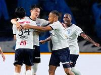 　後半、先制ゴールを決め、祝福される横浜ＦＣ・伊藤槙（左から２人目）