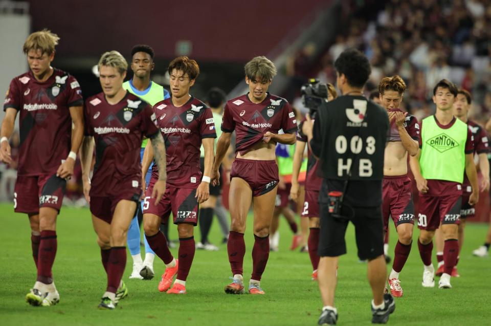　柏とドローに終わり、ガックリと肩を落とす大迫勇也ら神戸イレブン（撮影・坂部計介）