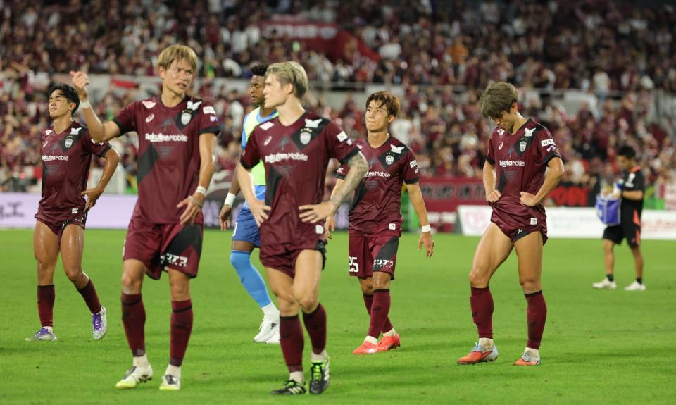 　柏とドローに終わり、ガックリ肩を落とす大迫勇也（右端）、武藤嘉紀（左端）ら神戸イレブン（撮影・坂部計介）