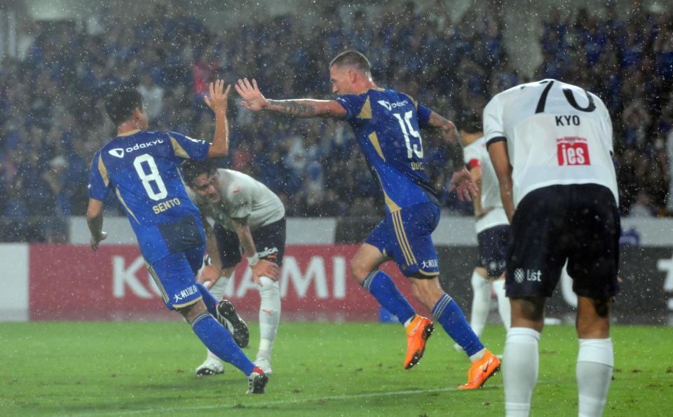 　後半、同点ゴールを決め、仙頭啓矢（左）とハイタッチする町田・デューク（撮影・伊藤笙子）