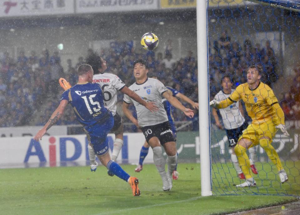 　後半、同点ゴールを決める町田・デューク（撮影・伊藤笙子）