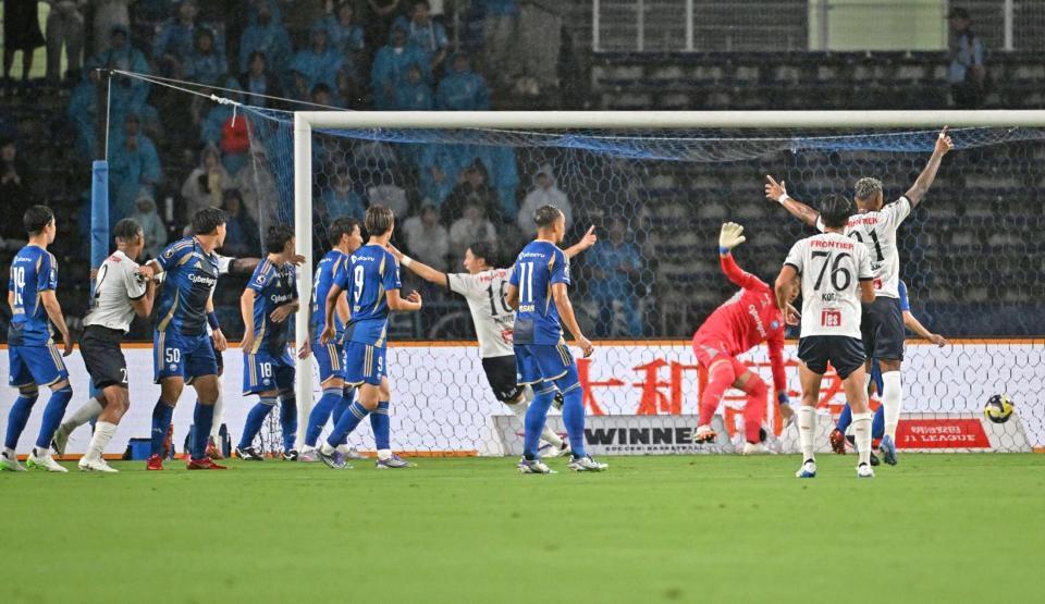 　後半、ゴールを決め喜ぶ横浜ＦＣ・伊藤（中央）