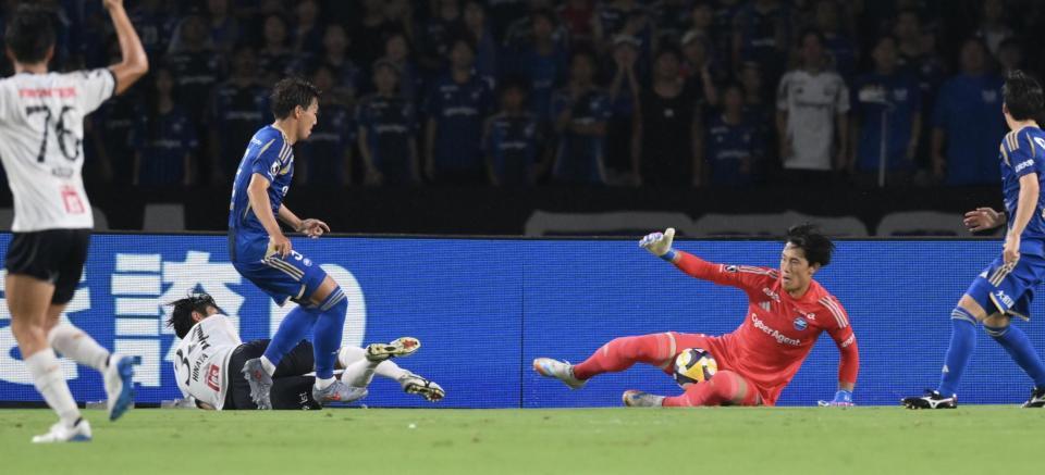 　前半、相手のシュートを止める町田・谷晃生（撮影・伊藤笙子）