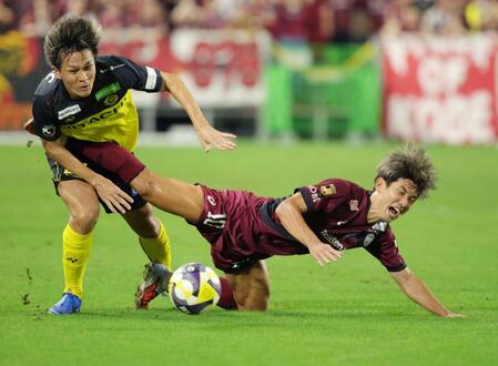 　後半、柏・杉岡（左）に倒される神戸・大迫（撮影・坂部計介）