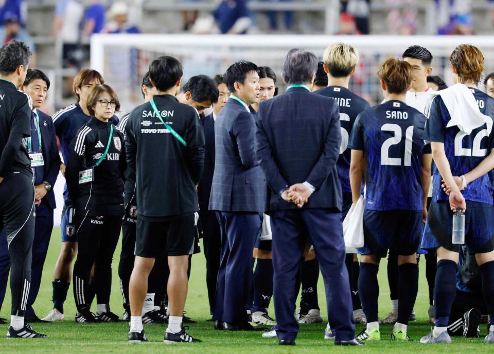 　米国戦を終え、選手やスタッフと話す森保監督（中央）＝共同