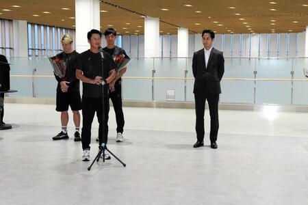 　壮行会に参加し、スピーチする吉田監督ら©ＶＩＳＳＥＬ　ＫＯＢＥ