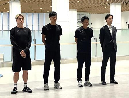 　神戸空港の壮行会で激励されたＪ１神戸の（右から）千布社長、吉田監督、ＤＦ山川、ＤＦ酒井