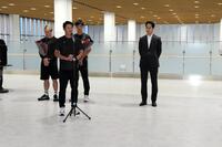 　壮行会に参加し、スピーチする吉田監督ら©ＶＩＳＳＥＬ　ＫＯＢＥ