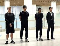 　神戸空港の壮行会で激励されたＪ１神戸の（右から）千布社長、吉田監督、ＤＦ山川、ＤＦ酒井