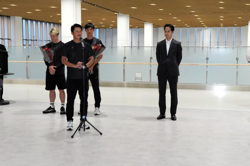 　壮行会に参加し、スピーチする吉田監督ら©ＶＩＳＳＥＬ　ＫＯＢＥ