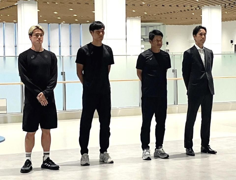 　神戸空港の壮行会で激励されたＪ１神戸の（右から）千布社長、吉田監督、ＤＦ山川、ＤＦ酒井