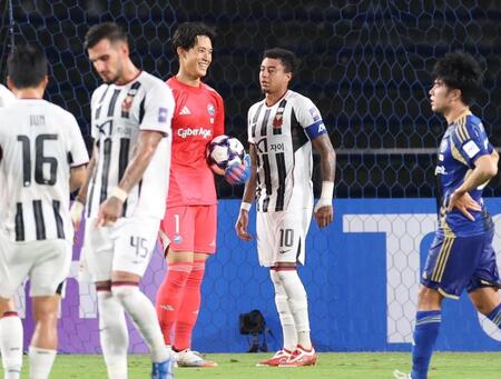 　前半、ＰＫの確認中、ＦＣソウルのジェシー・リンガードと笑顔の町田ＧＫ・谷晃生（撮影・金田祐二）