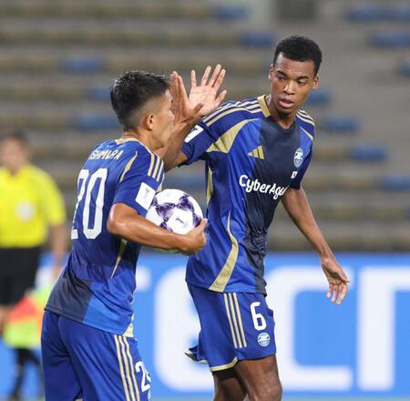 　後半、同点ゴールを決め西村拓真とタッチする町田・望月ヘンリー海輝（撮影・金田祐二）