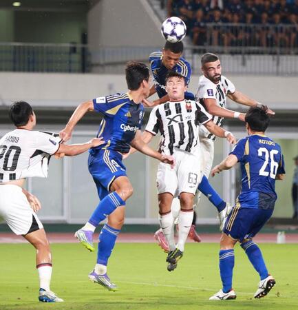 　前半、ゴール前で競り合う望月ヘンリー海輝（撮影・金田祐二）