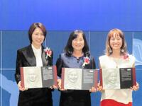 　殿堂掲額式典に出席した（左から）野田朱美氏、半田悦子氏、高倉麻子氏、