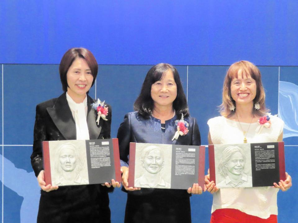 　殿堂掲額式典に出席した（左から）野田朱美氏、半田悦子氏、高倉麻子氏、