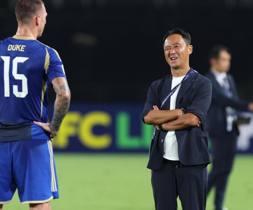 　試合後、引き分けに悔しそうな町田・黒田剛監督（撮影・金田祐二）
