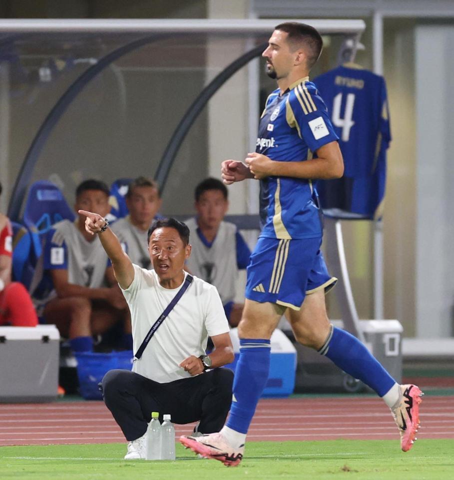 　前半、指示を出す黒田監督（撮影・金田祐二）