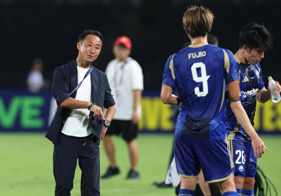 　引き分けに悔しそうな黒田監督（撮影・金田祐二）