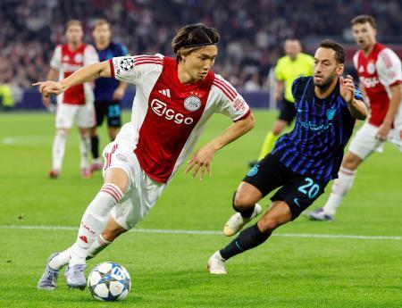 　インテル・ミラノ戦で攻め込むアヤックスの板倉（左）＝アムステルダム（共同）