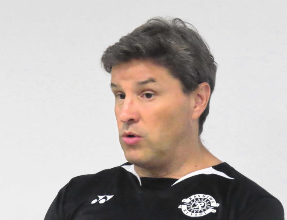 　取材に応じる柏のロドリゲス監督