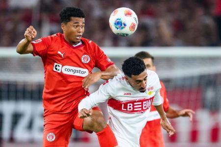 　シュツットガルト戦で競り合うザンクトパウリの藤田譲瑠チマ（左）＝１９日、シュツットガルト（ＤＰＡ提供・ＡＰ＝共同）