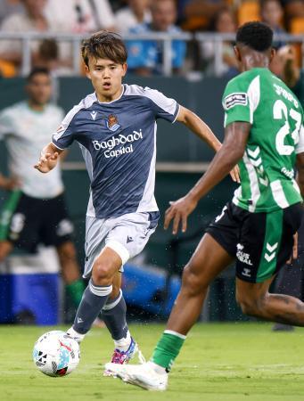 　ベティス戦で攻め込むレアル・ソシエダードの久保＝セビリア（共同）