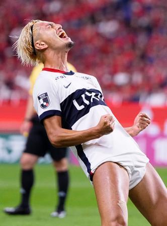 　浦和-鹿島　前半、先制ゴールを決め、雄たけびを上げる鹿島・鈴木＝埼玉スタジアム