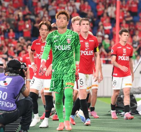 　鹿島に敗れて肩を落とす西川周作（中央）ら浦和イレブン（撮影・堀内翔）