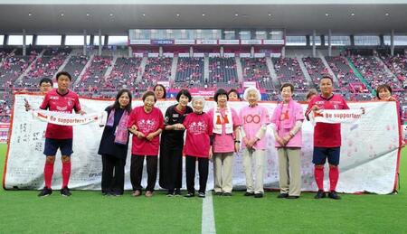 　贈呈式に参加したＣ大阪の森島寛晃会長（右端）