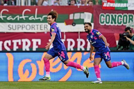 　アウクスブルク戦でゴールを決め、喜ぶマインツの佐野（左）＝アウクスブルク（ゲッティ＝共同）