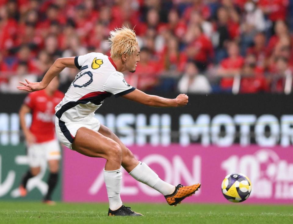 　前半、先制のゴールを決める鹿島・鈴木（撮影・堀内翔）