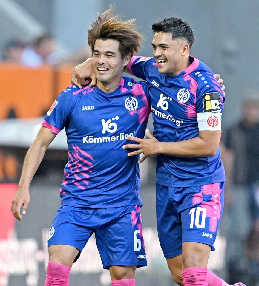 　ゴールを決め喜ぶマインツの佐野（左）（ゲッティ＝共同）