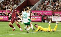 　前半、先制ゴールを決める神戸・大迫（左）。ＧＫマテウス